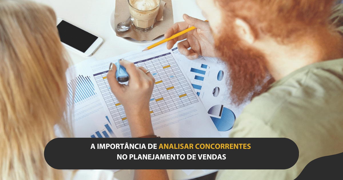 Profissional de vendas analisando concorrentes para aprimorar o planejamento de vendas.